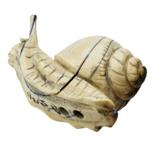 Schnecke mit Totenkopf-Gehäuse Netsuke